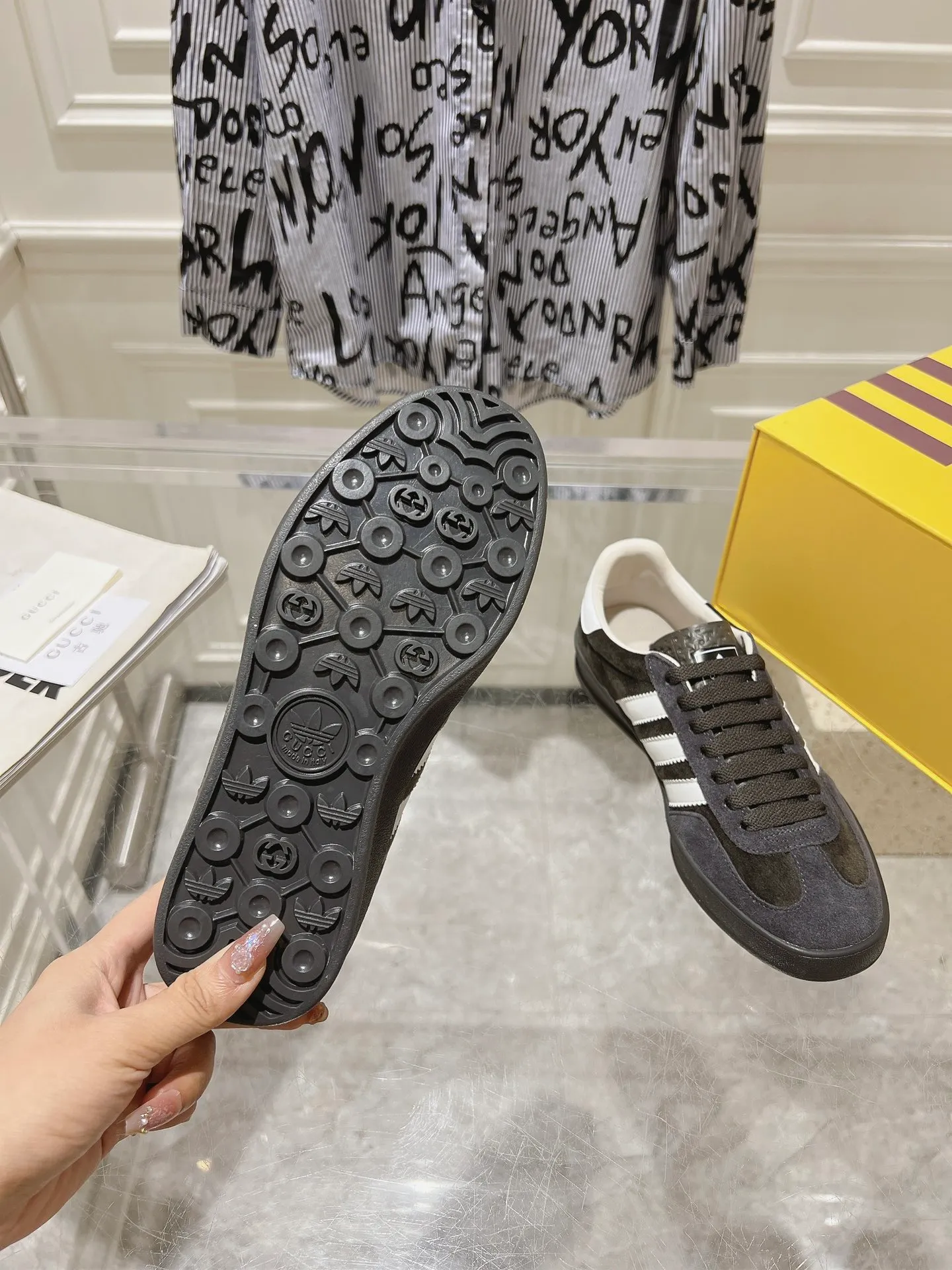 👟👟Ex-factory price 520👟👟Gucci&adidas joint limited edition couple's sneakers. A super nice joint casual sneaker with rich and bold colors! It showed everyone a completely different charm from the past! Combining retro style and youthful sports style to create a new aesthetic! Vitality yet stylish at the same time! ! Upper - made of cowhide, cowhide, cloth. Lining - sheepskin lining for foot pads. Sole - original open-molded beef tendon non-slip and wear-resistant outsole. Size: 35-47 (couple style)